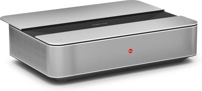 Leica Cine 1 projektor | 100 tommer, sølvfarvet, rektangulært design med perforeret gitterfront og rødt logo foran