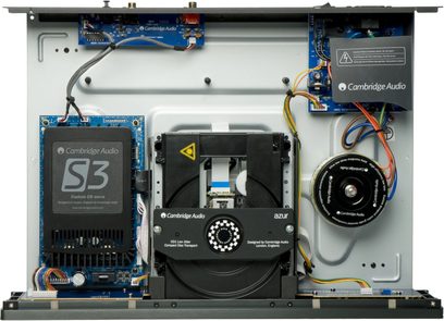 Indvendigt syn af en sort Cambridge Audio Azur 351C CD-afspiller, der viser de elektroniske og mekaniske komponenter