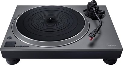 сив грамофон Technics SL-1500CS с директно задвижване, черен оребрен плотер и S-образно рамо с червена доза