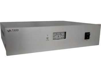 Taga Harmony PC-7000 şebeke şartlandırıcı, fırçalanmış gümüş metal şasi, voltmetre, rocker anahtar, 3/4 açıdan görünüm
