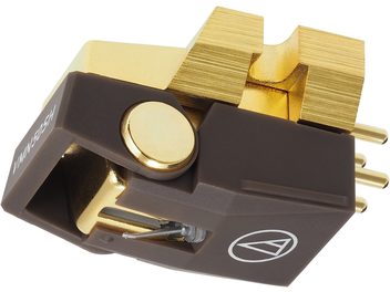 Nærbillede ovenfra af Audio Technica VM750SH sort og gylden vinylpickup-enhed med arm og nål