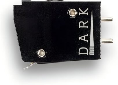 Zwarte metalen phono-cartridge Vertere Acoustics Pack DGX Dark Sabre wit zijaanzicht, compacte rechthoekige behuizing met korrelige afwerking en witte opdruk "DARK", twee schroeven aan de voorkant en twee metalen aansluitpennen