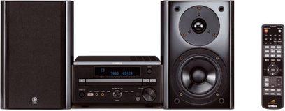 Yamaha E-320 Hi-Fi minianlæg bestående af højttalere, CD-afspiller, radiotuner og fjernbetjening, set forfra