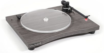 Hi-fi pladespiller New Horizon 129 i mørkt træ med valnøddefinish, trekvartersperspektiv, gennemsigtig plade, sort tonarm