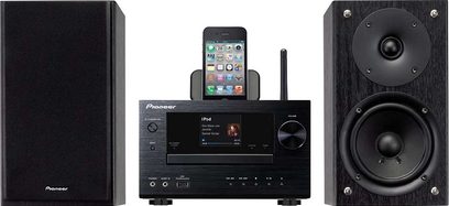 Pioneer X-HM71 sort mini-anlæg i sort bestående af en CD/netværksafspiller, en smartphone-dock, to højttalere og en subwoofer, set forfra