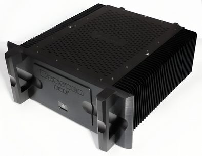 Siyah Bryston 14B3 hi-fi güç amplifikatörü, geniş yan soğutucu kanatçıklı masif alüminyum kasalı, açılı görünüm