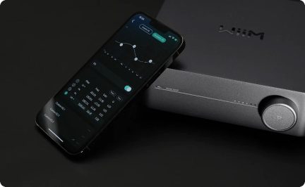 Pametni telefon z zaslonom, ki prikazuje grafikon, in pravokotna siva naprava z okroglim gumbom na desni strani