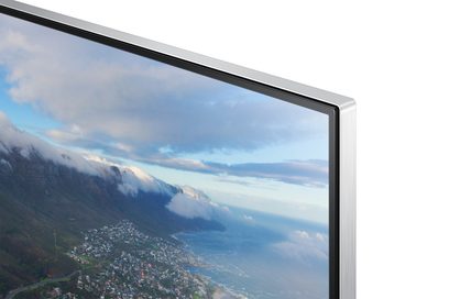 Samsung UE40H7000 fladskærms-TV der viser et sidelæns, skyet bjerglandskab, smal sølvfarvet ramme