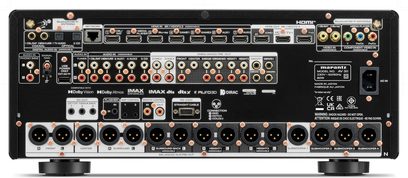Marantz AV 30 mājas kinozāles priekšpastiprinātājs, aizmugures skats ar pilnu HDMI, RCA un XLR pieslēgvietu komplektu audio un video instalācijai