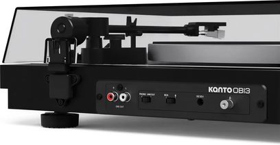 Sort Kanto OBI3 G2-pladespiller, set bagfra med tonearm, transparent støvlåg og RCA-tilslutninger