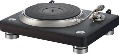 Gramofon Denon DP-3000NE v tmavém ebenu, pohled ze tří čtvrtin, černý talíř a stříbrné raménko přenosky