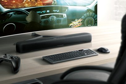 Yamaha SR-C20A sort soundbar, trådløst tastatur, gamekontrol, bildashboard med hastighedsmåler