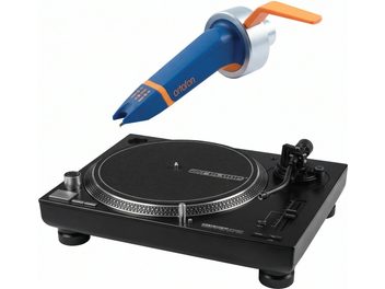 Čierny vinylový gramofón Reloop RP-8000 MK2 s modro-oranžovou prenoskou Ortofon Concorde, pohľad z troch štvrtín