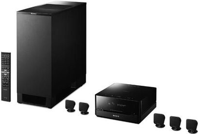 Sony DAV-IS50 hjemmebiografsystem bestående af en sort subwoofer, 5 sorte satellithøjttalere og en fjernbetjening, set forfra