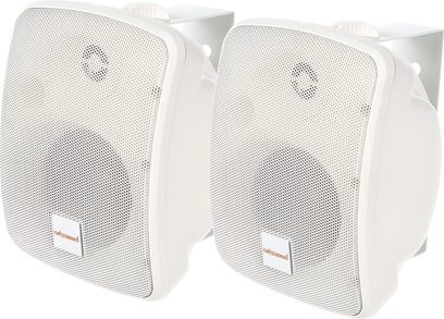 Coppia di diffusori da esterno bianchi ArtSound ASW55.2 con griglie metalliche e supporti a parete, vista di tre quarti