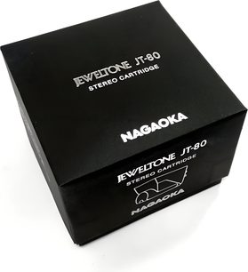 Mat sort papæske Nagaoka JT-80BK, hvide påskrifter JEWELTONE JT-80 Stereo Cartridge og stiliseret tegning af pickup, set i trekvart fugleperspektiv