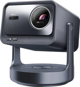 Videoproiector Hisense C2 Ultra, vedere din trei sferturi, carcasă dreptunghiulară gri, lentilă circulară, suport curbat
