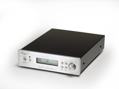 Cayin TU-12A tuner, sort, set forfra, grønt digitalt display, sølvfarvede knapper og drejeknapper, stik på bagsiden