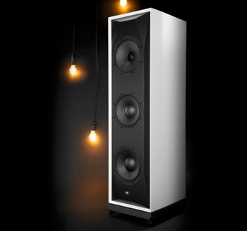 Бяла hi-fi подова тонколона с черна предна част, три високоговорителя, видима под ъгъл от три четвърти
