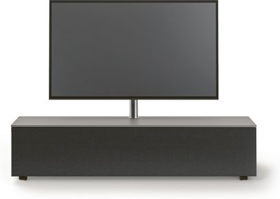 Matná antracitově šedá nízká TV skříňka s velkou černou plochou obrazovkou na horní desce a úložným prostorem pod ní