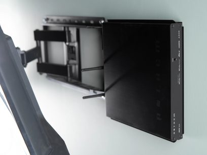 Домашній кінотеатр Anthem MRX-SLM чорного кольору, вид збоку, кріпиться до стіни, дві видимі антени, гладка поверхня, білі написи