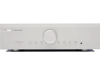 Integrovaný stereo hi-fi zesilovač M6si stříbrný s obdélníkovým čelem, kruhovým centrálním tlačítkem, 8 zarovnanými tlačítky a 1 IR konektorem.
