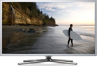 Samsung UE40ES6710S-tv, der viser en surfer iført en sort wetsuit, der holder et hvidt surfbræt på en strand ved solnedgang