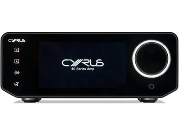 Cyrus 40 AMP fekete hi-fi erősítő, üveg előlap, elölnézet, központi kijelző, jobb oldalon nagy, világító tekerőgomb, jack aljzat