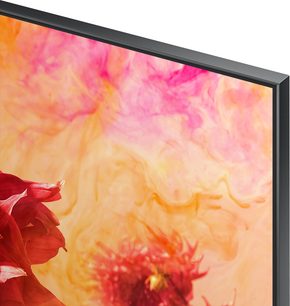 Televizor Samsung QE65Q9F 2018 zobrazující v detailním záběru červené květy s jemnými okvětními lístky na pozadí žluto-oranžové barvy
