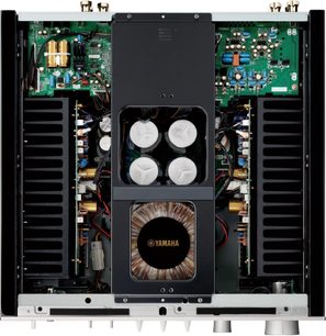 Yamaha A-S1200 sort hi-fi stereoforstærker, set forfra, med åbent kabinet der viser de indvendige komponenter og toroidaltransformatoren
