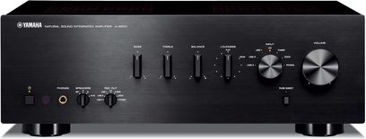 Amplificatore hi-fi stereo Yamaha A-S500 nero, vista frontale, pannello frontale nero con pulsanti e prese, due manopole argentate