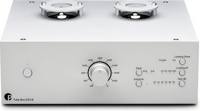 Pro-Ject Tube Box DS3 B sølv platespillerforforsterker, frontpanel med stor sentral velger og synlige rør på toppen
