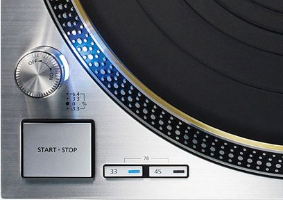 Gramofon Technics SL-1200GEG-S stříbrný, detailní pohled na talíř, raménko, tlačítka a indikátory