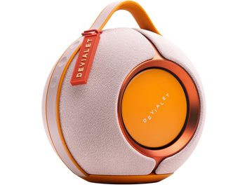 Přenosný Bluetooth reproduktor DEVIALET Mania růžový, sférický design s integrovaným oranžovým madlem a světle růžovou textilní mřížkou