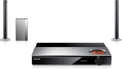 Sort Samsung HT-FS9200 hjemmebiografsystem med Blu-ray-afspiller, to højttalersøjler og soundbar, set forfra